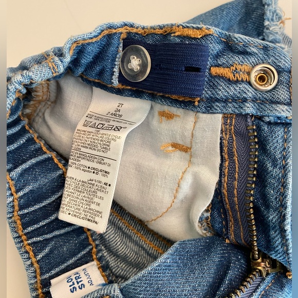 Toddler Old Navy Medium Wash Denim Shorts - Picture 5 of 5